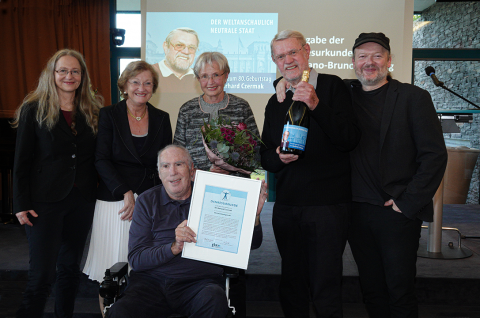 Übergabe Urkunde durch Herbert Steffen